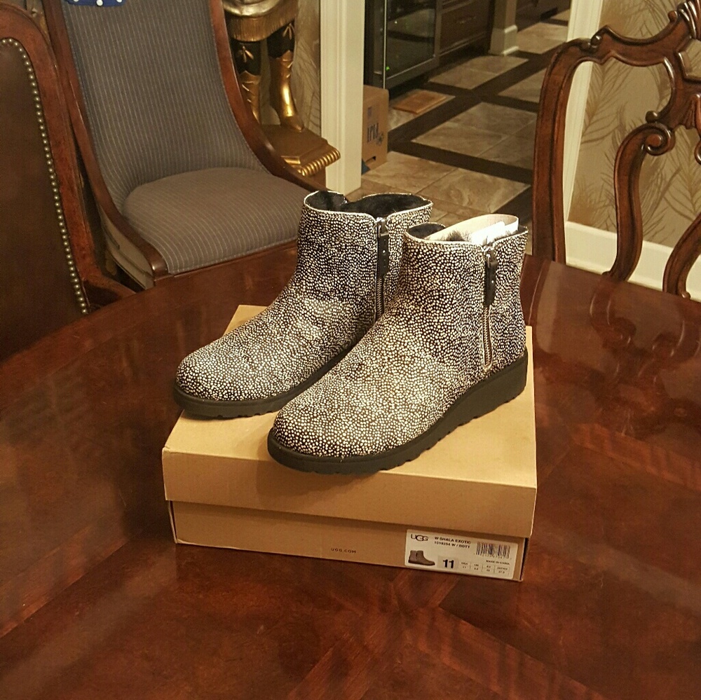 Ladies Uggs new size 11 never worn